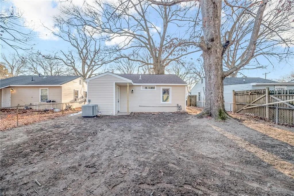 Hampton, Virginia 23663, United States, 2 Bedrooms Bedrooms, ,1 BathroomBathrooms,Residential,Pending,10914