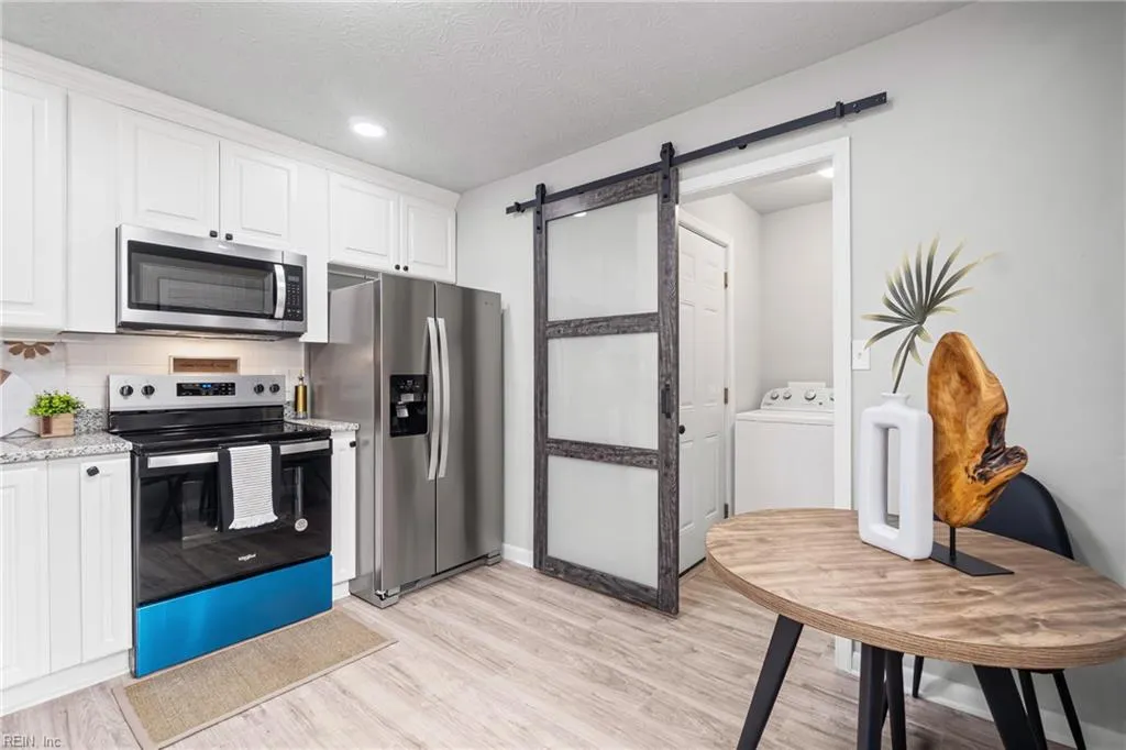 Hampton, Virginia 23663, United States, 2 Bedrooms Bedrooms, ,1 BathroomBathrooms,Residential,Pending,10914