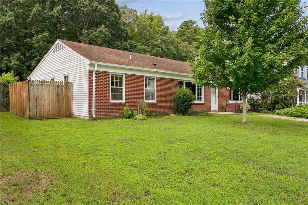 934 Red Oak CIR
