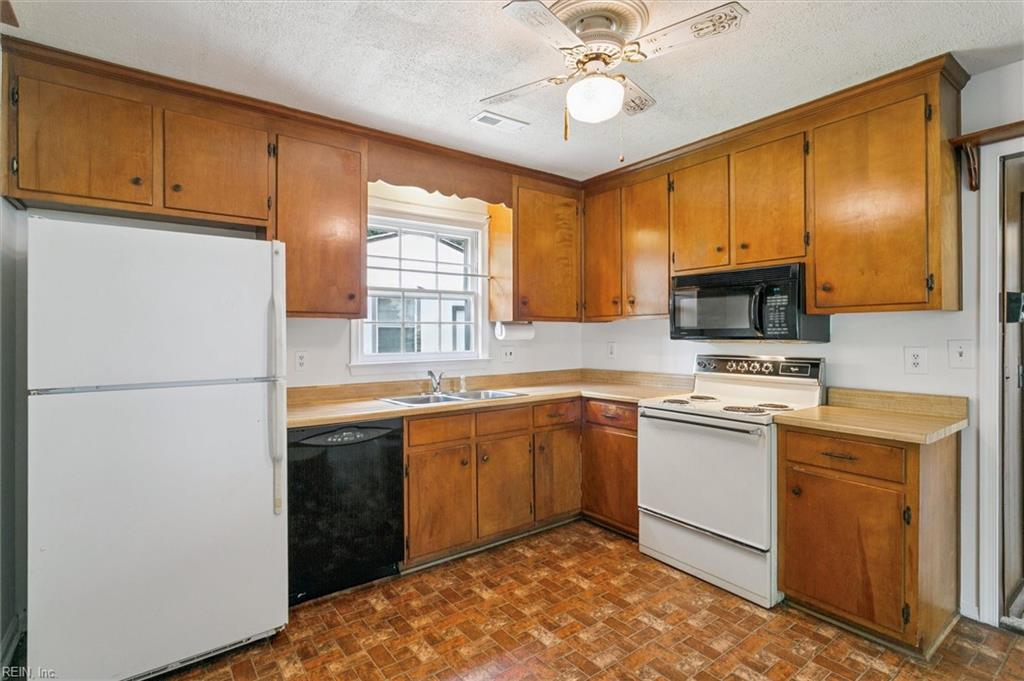 934 Red Oak CIR