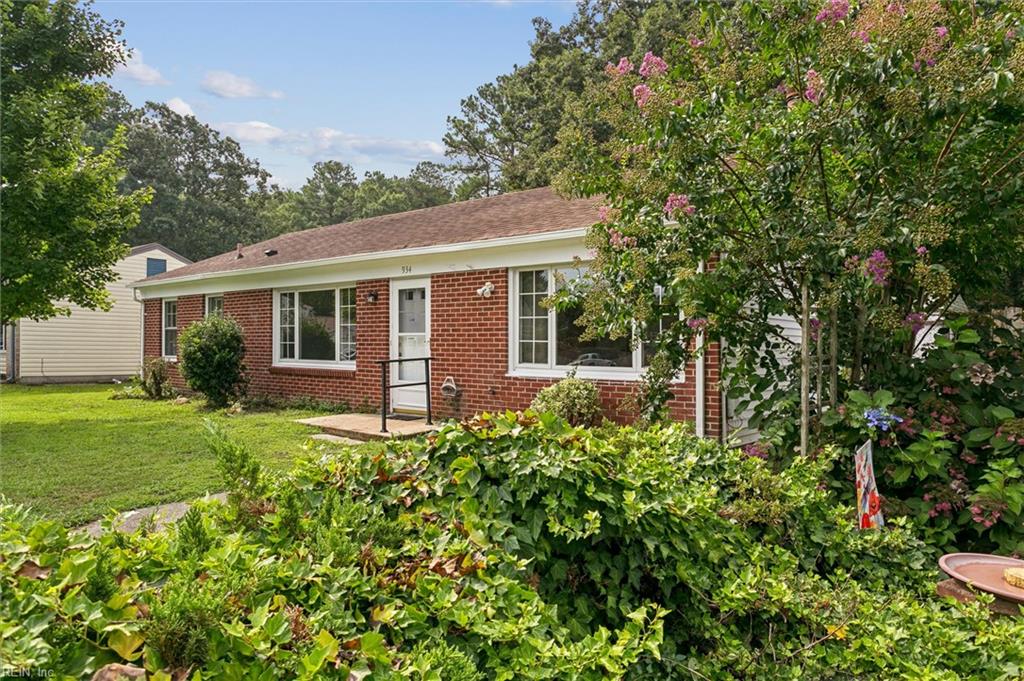 934 Red Oak CIR