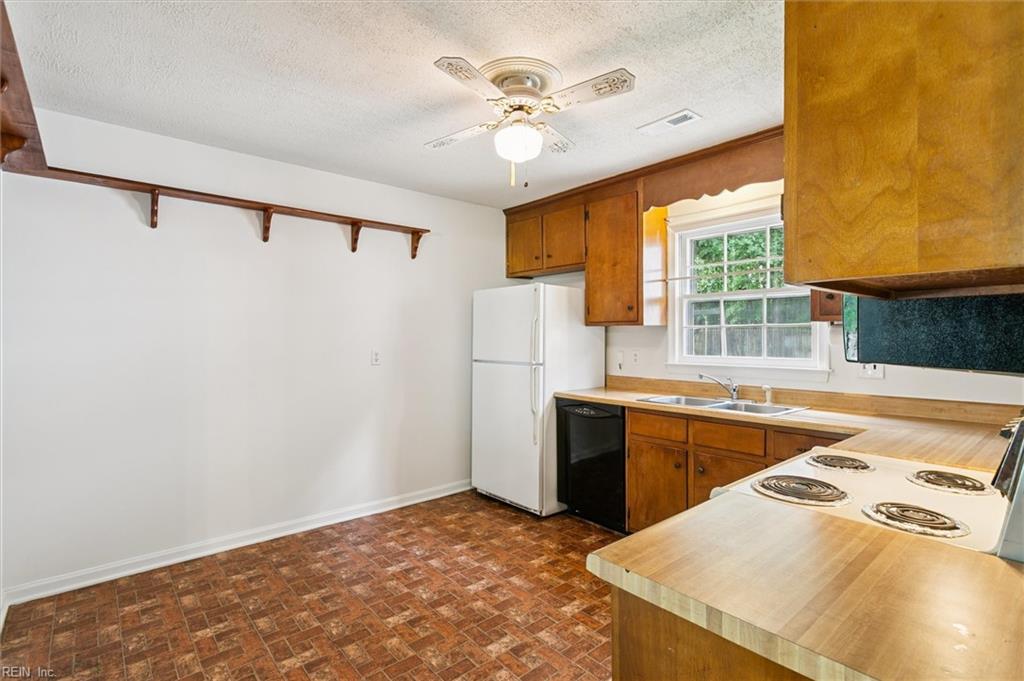 934 Red Oak CIR