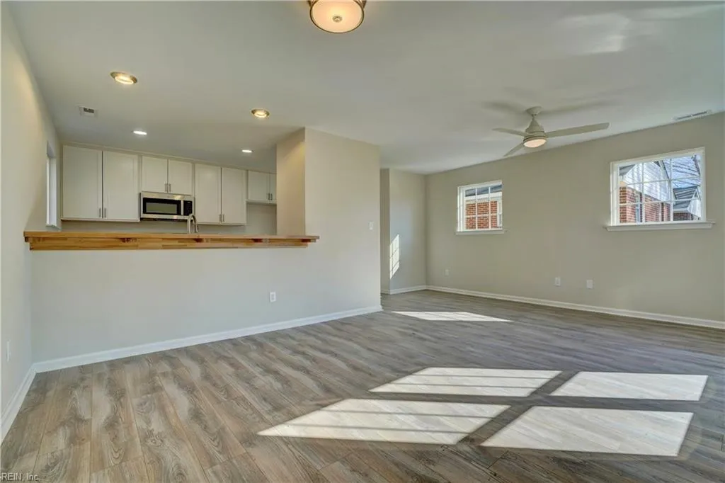 Hampton, Virginia 23663, United States, 5 Bedrooms Bedrooms, ,3 BathroomsBathrooms,Residential,Pending,27108