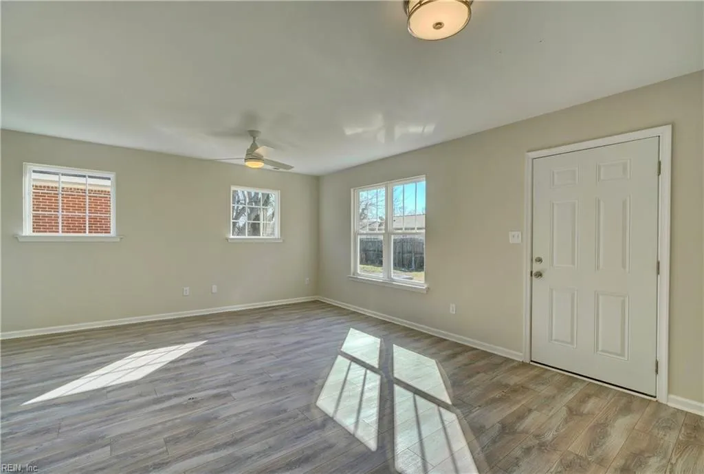 Hampton, Virginia 23663, United States, 5 Bedrooms Bedrooms, ,3 BathroomsBathrooms,Residential,Pending,27108