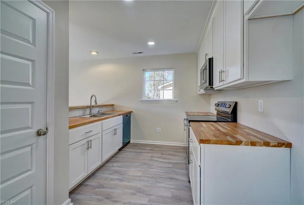 Hampton, Virginia 23663, United States, 5 Bedrooms Bedrooms, ,3 BathroomsBathrooms,Residential,Pending,27108