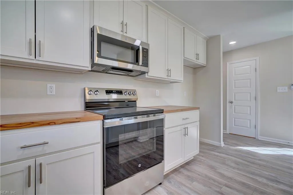 Hampton, Virginia 23663, United States, 5 Bedrooms Bedrooms, ,3 BathroomsBathrooms,Residential,Pending,27108