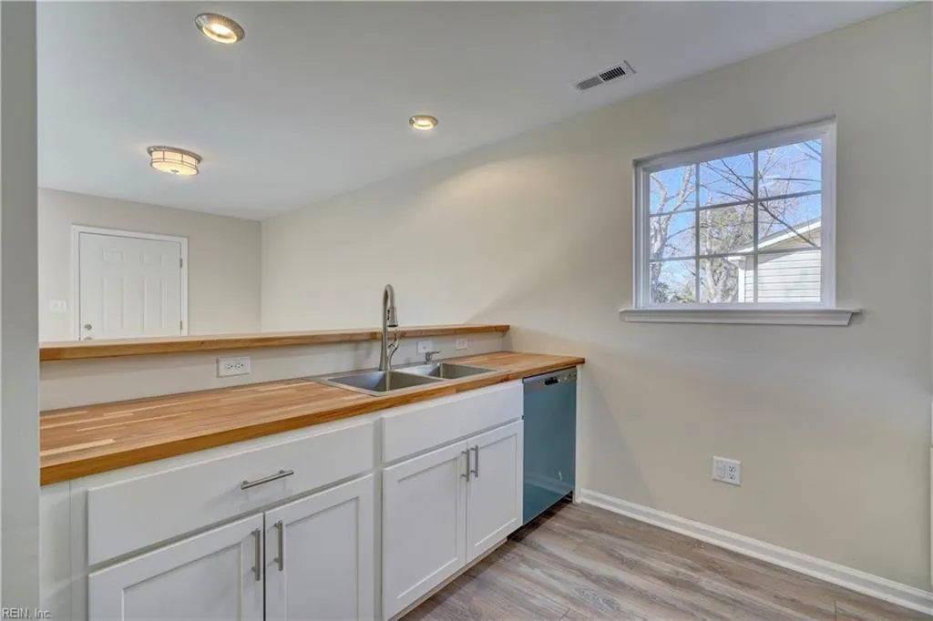 Hampton, Virginia 23663, United States, 5 Bedrooms Bedrooms, ,3 BathroomsBathrooms,Residential,Pending,27108