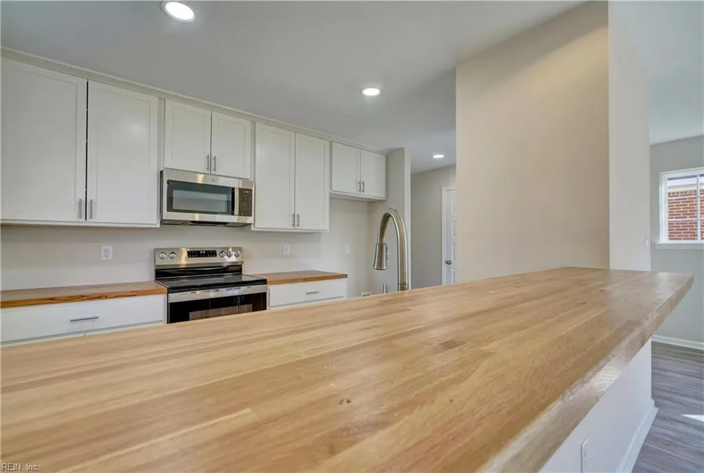 Hampton, Virginia 23663, United States, 5 Bedrooms Bedrooms, ,3 BathroomsBathrooms,Residential,Pending,27108