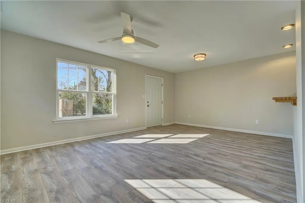 Hampton, Virginia 23663, United States, 5 Bedrooms Bedrooms, ,3 BathroomsBathrooms,Residential,Pending,27108