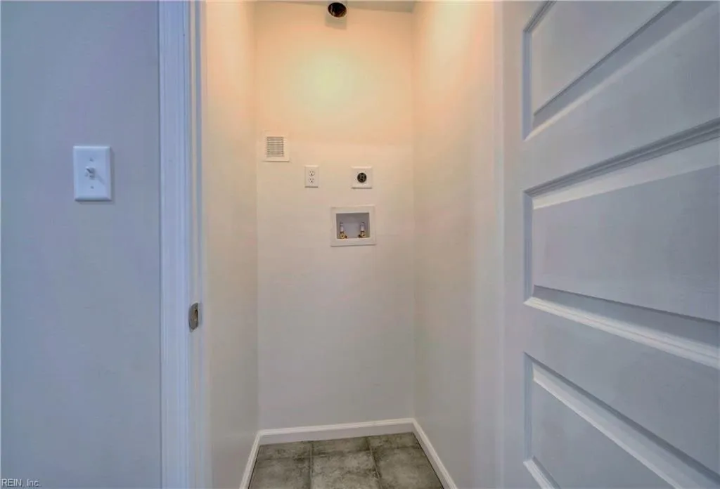 Hampton, Virginia 23663, United States, 5 Bedrooms Bedrooms, ,3 BathroomsBathrooms,Residential,Pending,27108