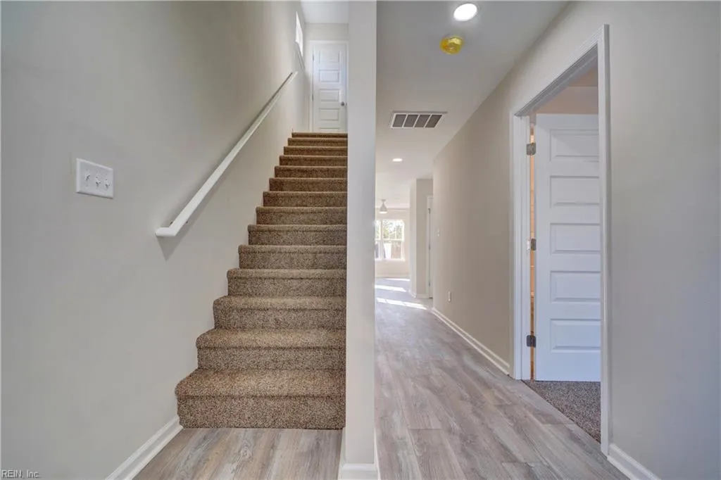 Hampton, Virginia 23663, United States, 5 Bedrooms Bedrooms, ,3 BathroomsBathrooms,Residential,Pending,27108