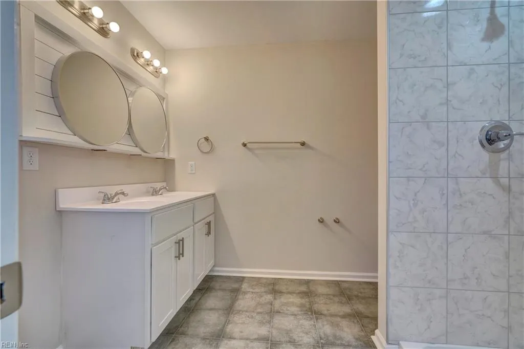 Hampton, Virginia 23663, United States, 5 Bedrooms Bedrooms, ,3 BathroomsBathrooms,Residential,Pending,27108