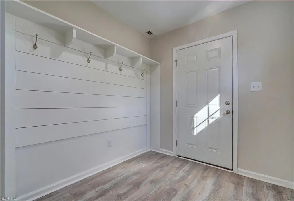 Hampton, Virginia 23663, United States, 5 Bedrooms Bedrooms, ,3 BathroomsBathrooms,Residential,Pending,27108