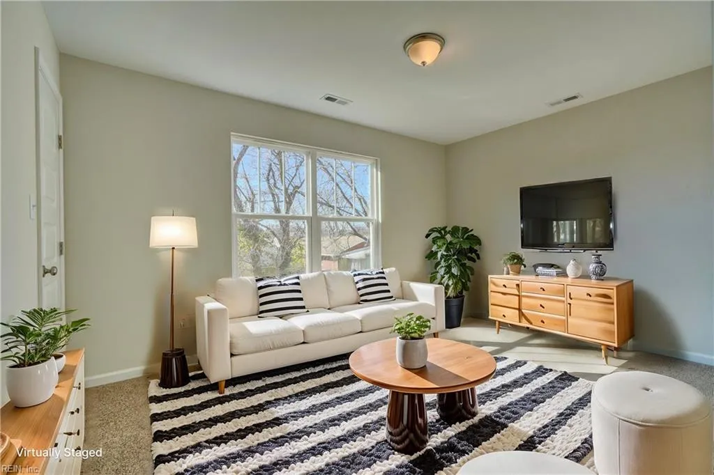 Hampton, Virginia 23663, United States, 5 Bedrooms Bedrooms, ,3 BathroomsBathrooms,Residential,Pending,27108