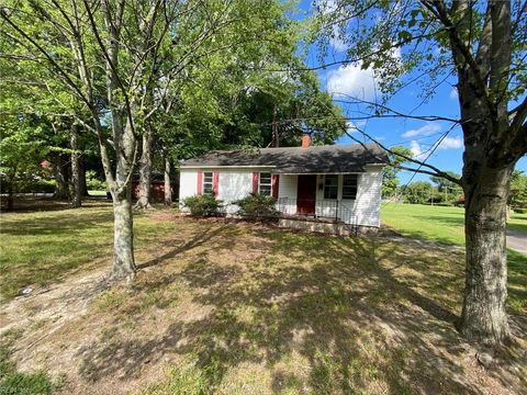 Photo of 122 Turlington Road, Newport News, VA 23606 (MLS # 10610356)