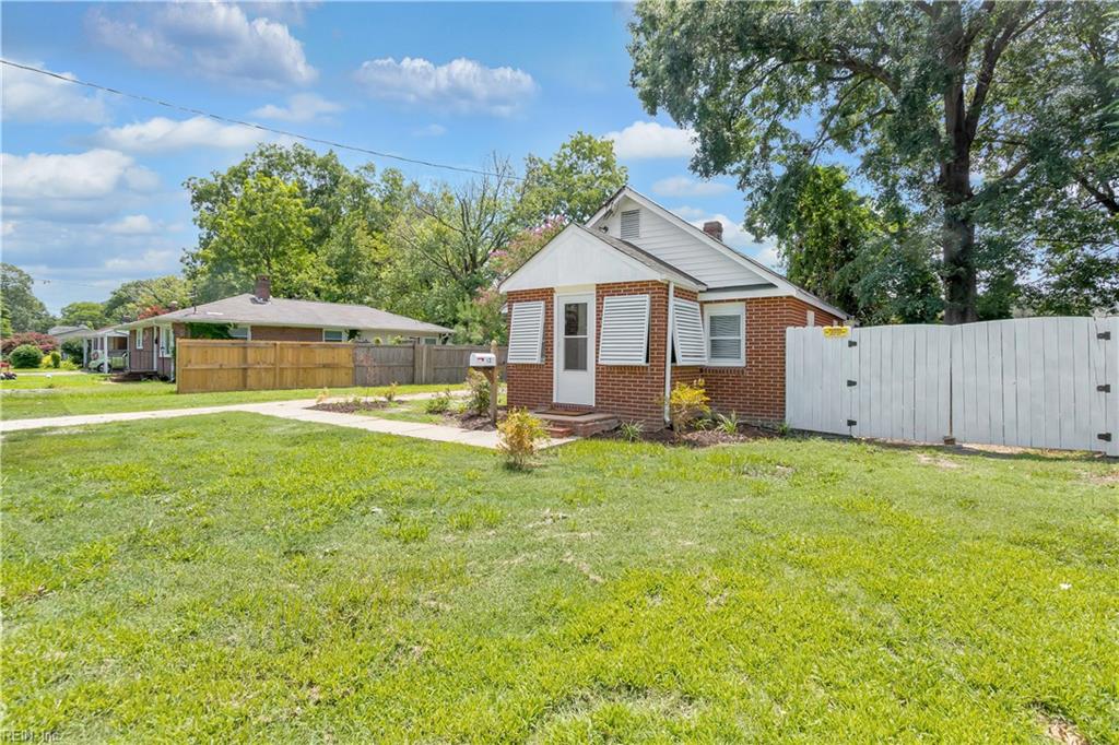 Photo of 12 Middlesex Road, Newport News, VA 23606 (MLS # 10646050)