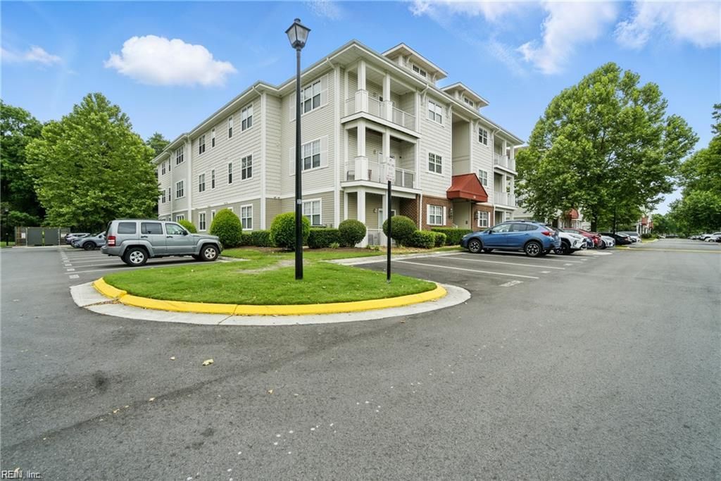 Photo of 924 Southmoor Drive #204, Virginia Beach, VA 23455 (MLS # 10622884)