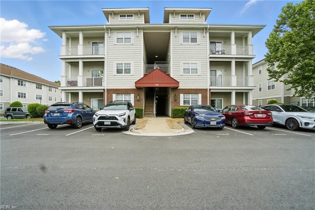 Photo of 924 Southmoor Drive #204, Virginia Beach, VA 23455 (MLS # 10622884)