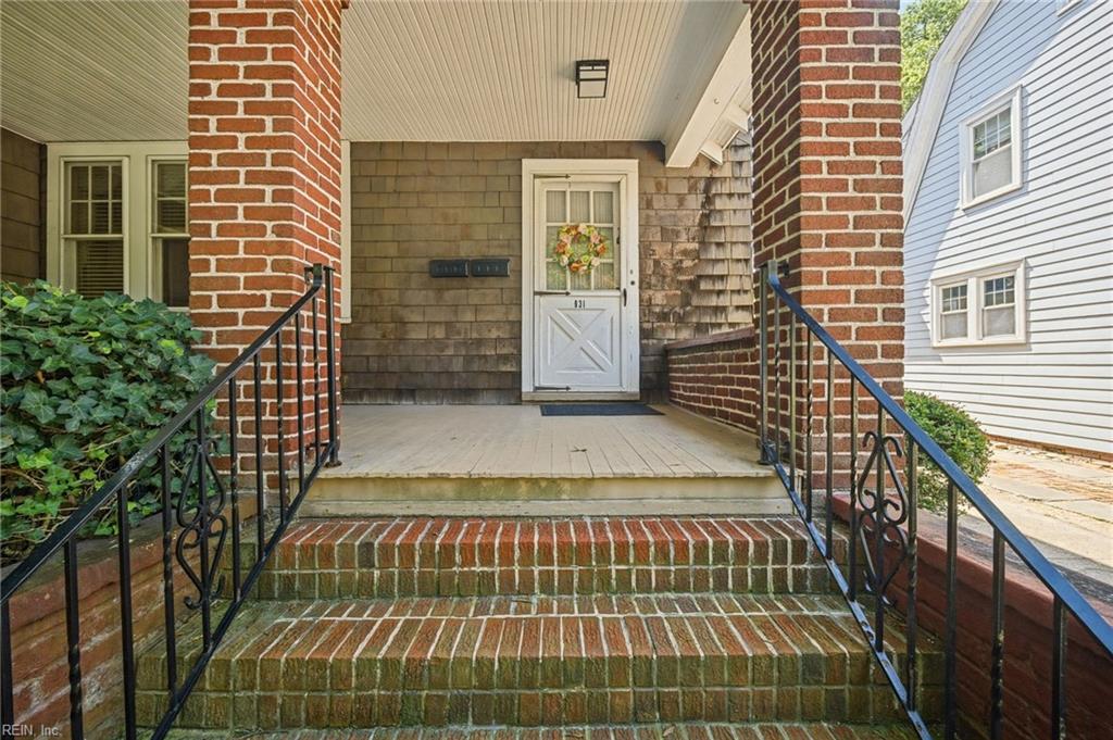 Photo of 931 Jamestown Crescent, Norfolk, VA 23508 (MLS # 10652727)
