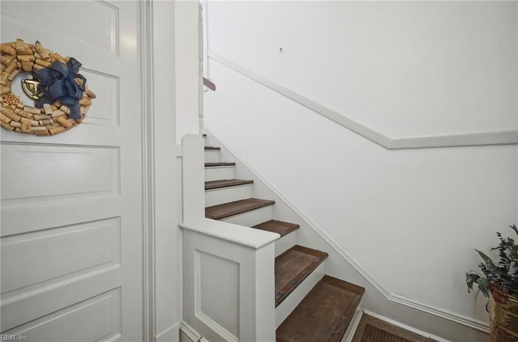 Photo of 931 Jamestown Crescent, Norfolk, VA 23508 (MLS # 10652727)