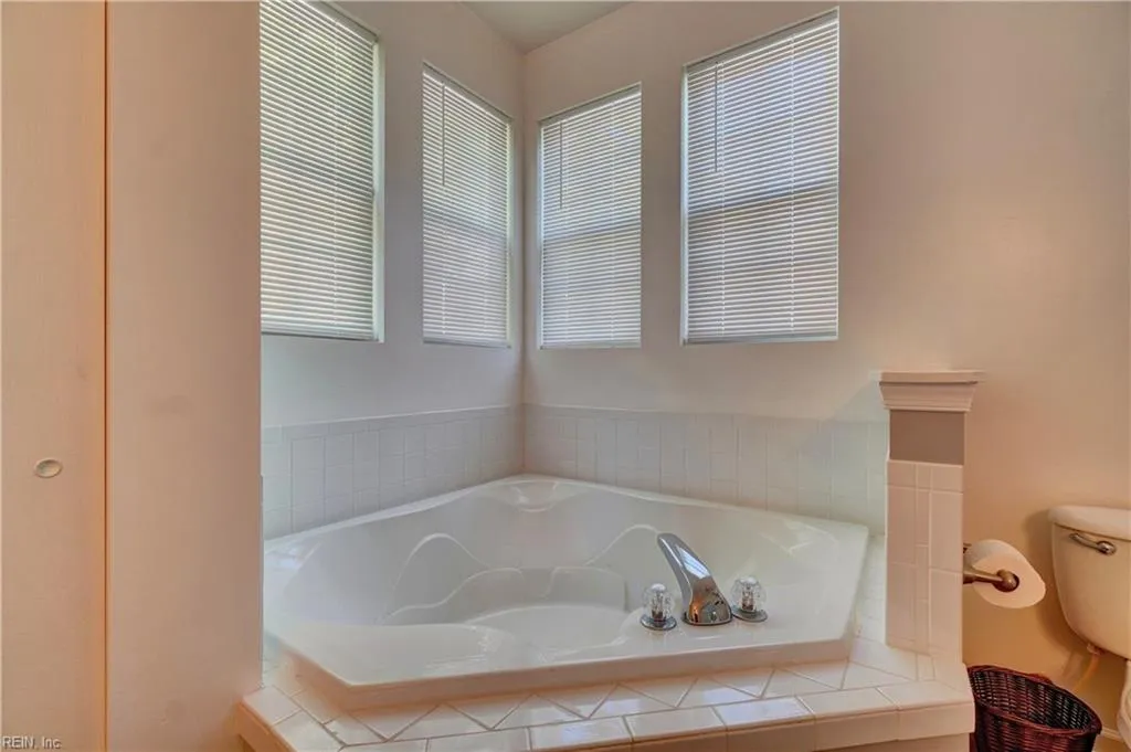 Suffolk, Virginia 23435, United States, 4 Bedrooms Bedrooms, ,2 BathroomsBathrooms,Residential,Pending,120359