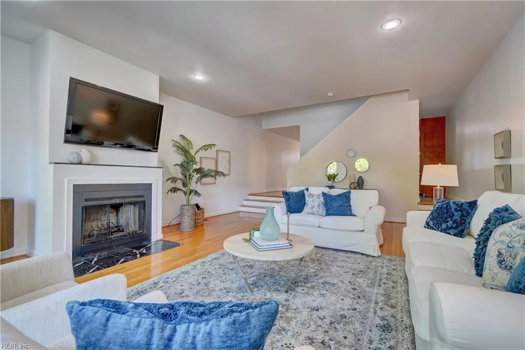 Norfolk, Virginia 23510, United States, 2 Bedrooms Bedrooms, ,3 BathroomsBathrooms,Residential,Pending,116961