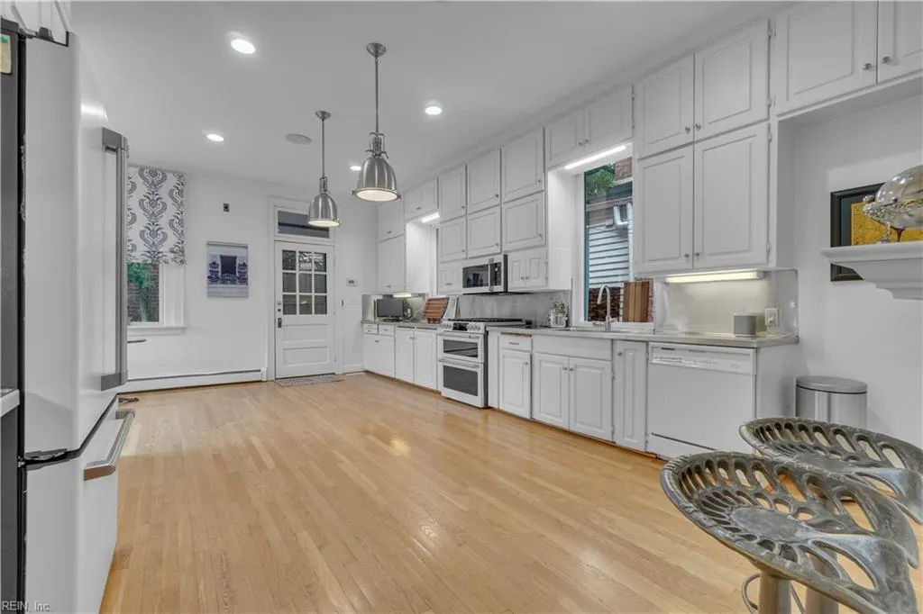 Norfolk, Virginia 23510, United States, 3 Bedrooms Bedrooms, ,4 BathroomsBathrooms,Residential,Active,248511