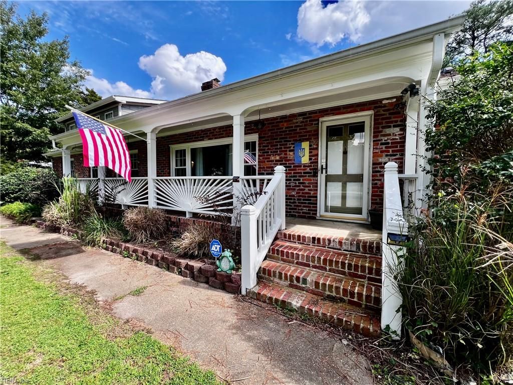 Photo of 2012 Oak Leaf Lane, Virginia Beach, VA 23455 (MLS # 10616943)