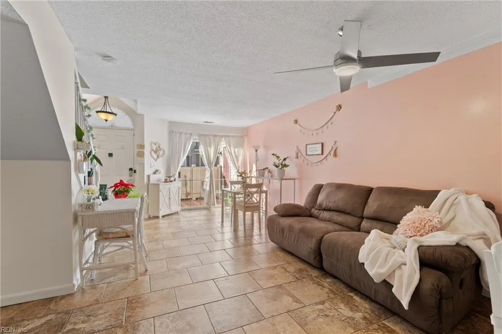 Virginia Beach, Virginia 23453, United States, 2 Bedrooms Bedrooms, ,3 BathroomsBathrooms,Residential,Pending,22813