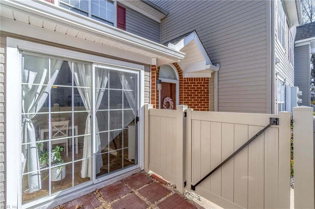 Virginia Beach, Virginia 23453, United States, 2 Bedrooms Bedrooms, ,3 BathroomsBathrooms,Residential,Pending,22813