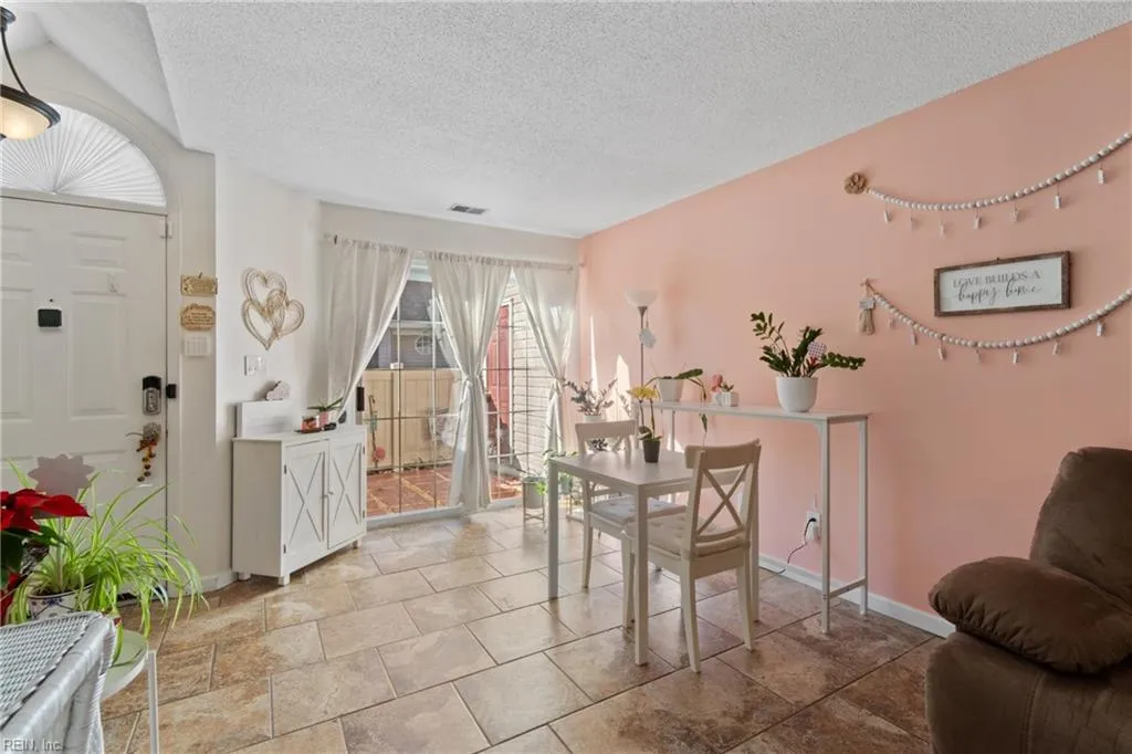 Virginia Beach, Virginia 23453, United States, 2 Bedrooms Bedrooms, ,3 BathroomsBathrooms,Residential,Pending,22813