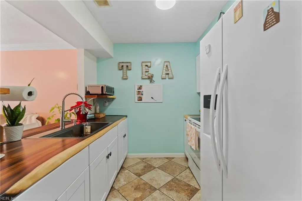 Virginia Beach, Virginia 23453, United States, 2 Bedrooms Bedrooms, ,3 BathroomsBathrooms,Residential,Pending,22813