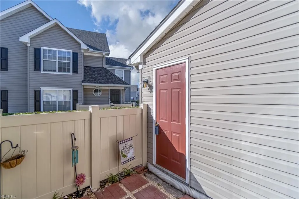 Virginia Beach, Virginia 23453, United States, 2 Bedrooms Bedrooms, ,3 BathroomsBathrooms,Residential,Pending,22813