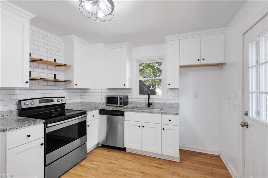 Portsmouth, Virginia 23707, United States, 3 Bedrooms Bedrooms, ,1 BathroomBathrooms,Residential,Pending,33413