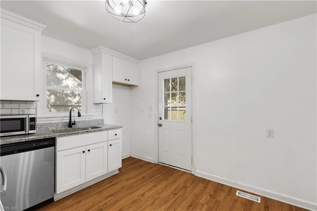 Portsmouth, Virginia 23707, United States, 3 Bedrooms Bedrooms, ,1 BathroomBathrooms,Residential,Pending,33413