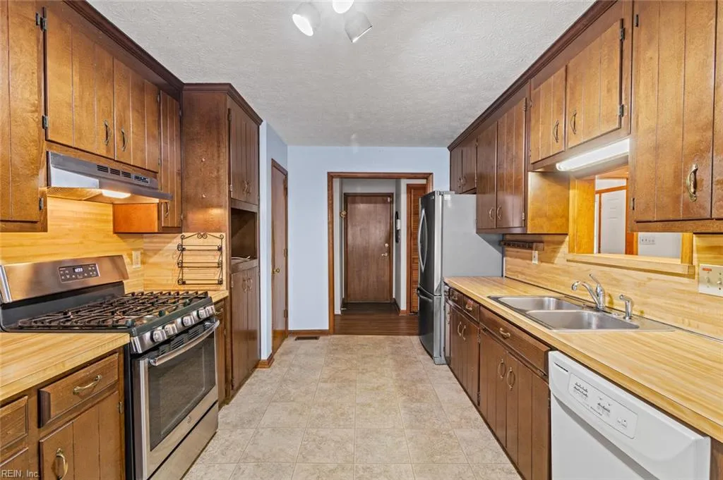 Hampton, Virginia 23666, United States, 3 Bedrooms Bedrooms, ,2 BathroomsBathrooms,Residential,Active,229889