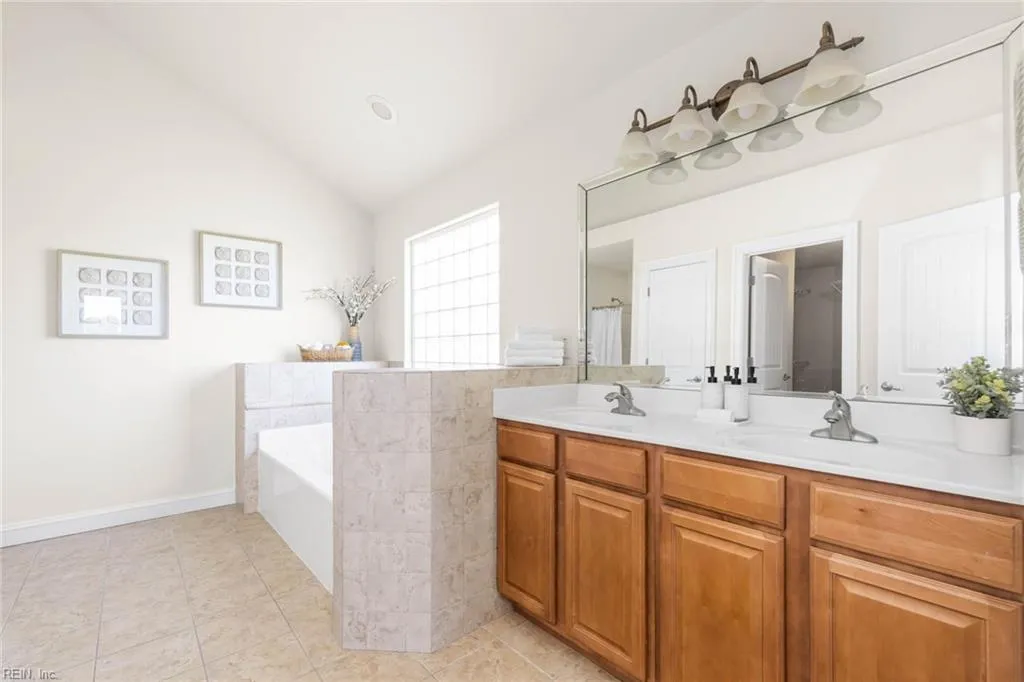 Chesapeake, Virginia 23323, United States, 4 Bedrooms Bedrooms, ,4 BathroomsBathrooms,Residential,Pending,120864