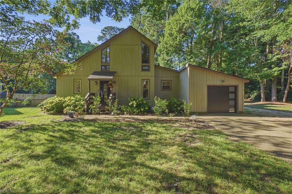 Photo of 7740 Waters Edge Lane, Gloucester Point, VA 23062 (MLS # 10646517)