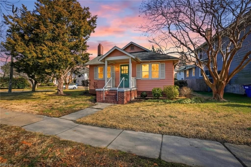 Photo of 1164 Jamestown Crescent, Norfolk, VA 23508 (MLS # 10626964)