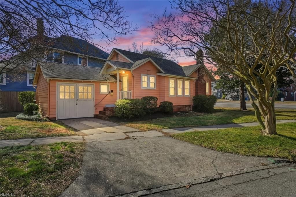 Photo of 1164 Jamestown Crescent, Norfolk, VA 23508 (MLS # 10626964)