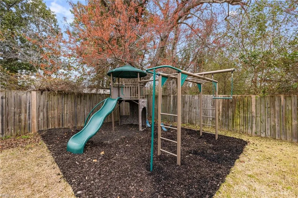 Norfolk, Virginia 23513, United States, 3 Bedrooms Bedrooms, ,3 BathroomsBathrooms,Residential,Pending,89131