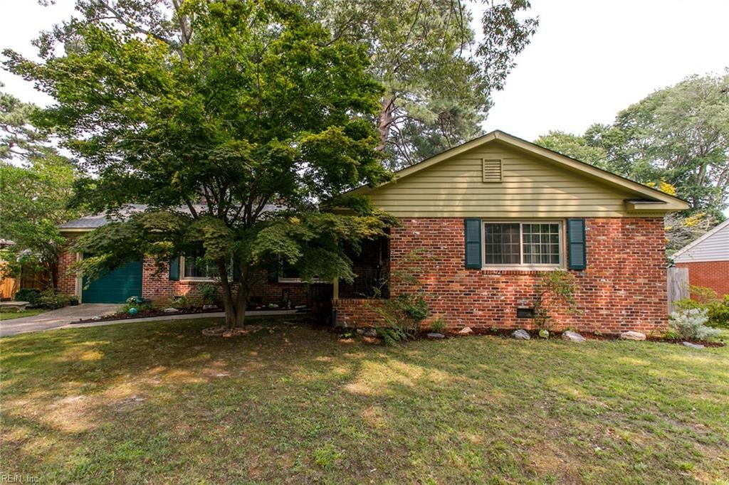 Photo of 5 Barbour Drive, Newport News, VA 23606 (MLS # 10644694)