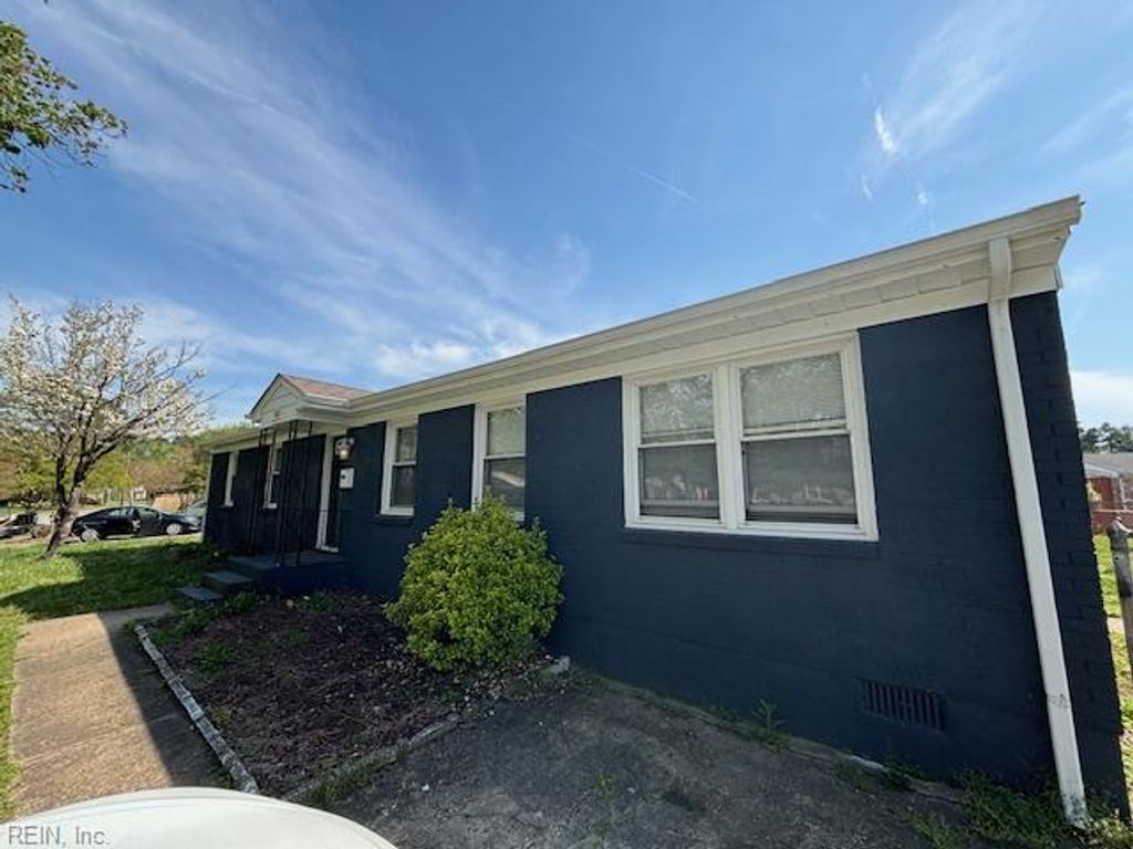 Photo of 1207 Carrington Crescent S, Portsmouth, VA 23701 (MLS # 10629122)