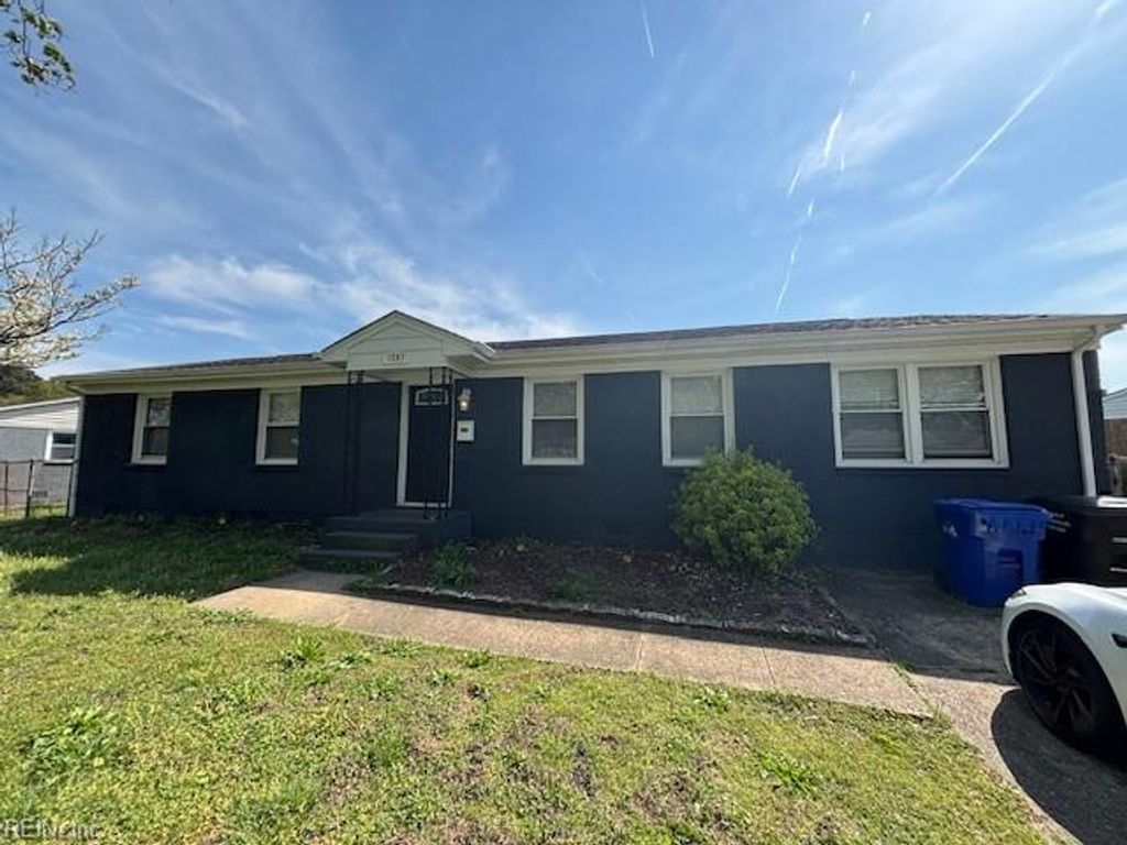 Photo of 1207 Carrington Crescent S, Portsmouth, VA 23701 (MLS # 10629122)