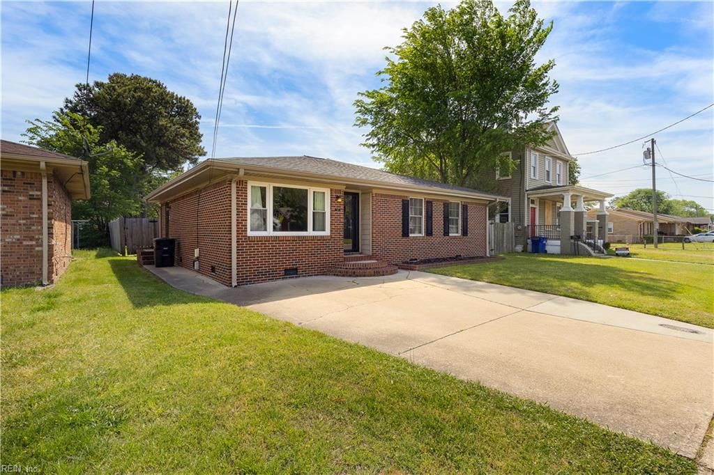 Photo of 2121 Effingham St Street, Portsmouth, VA 23704 (MLS # 10629905)