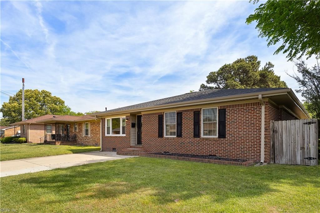 Photo of 2121 Effingham St Street, Portsmouth, VA 23704 (MLS # 10629905)