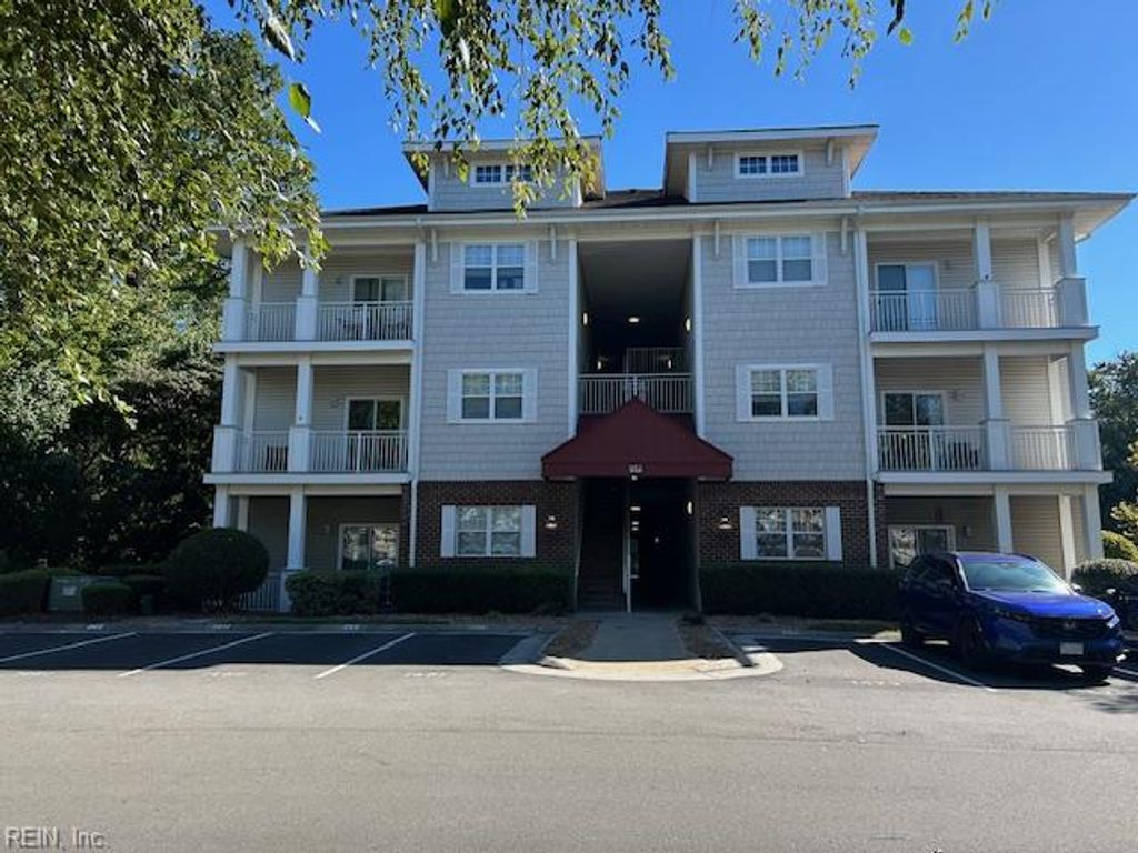 Photo of 932 Southmoor Drive #203, Virginia Beach, VA 23455 (MLS # 10606877)