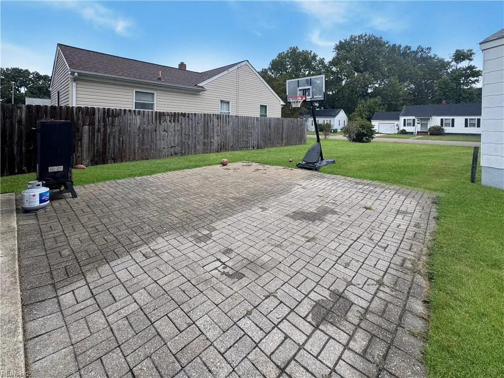 Hampton, Virginia 23669, United States, 3 Bedrooms Bedrooms, ,1 BathroomBathrooms,Residential,Active,208372