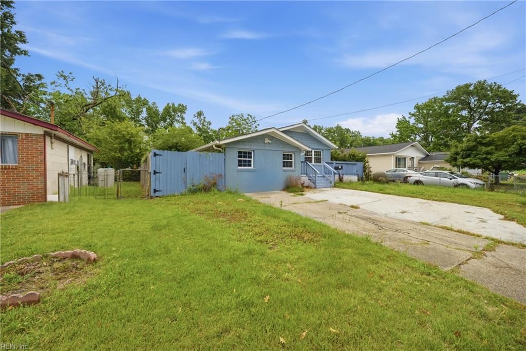 Photo of 218 Bradford Avenue, Norfolk, VA 23505 (MLS # 10636641)
