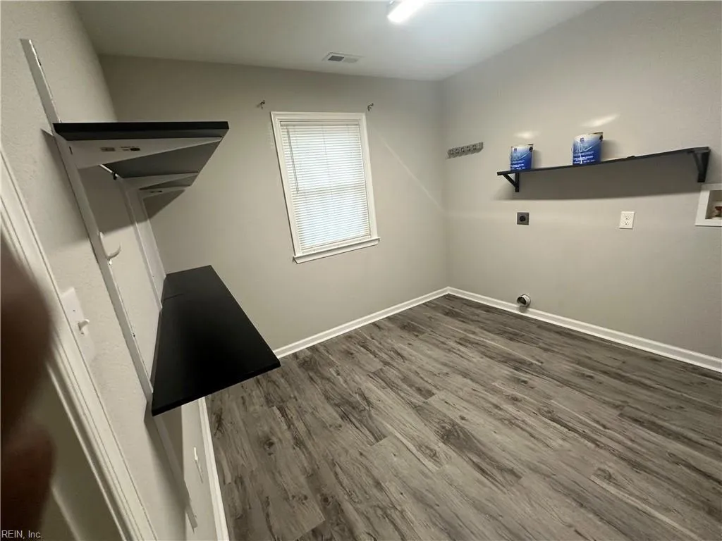 Norfolk, Virginia 23505, United States, 3 Bedrooms Bedrooms, ,2 BathroomsBathrooms,Residential,Pending,7639